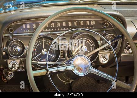 DEARBORN, MI/USA - 18. JUNI 2022: Nahaufnahme des 1959 Armaturenbrett Buick Electra 225 auf der Henry Ford (THF) Motor Muster Car Show, Greenfield Village. Stockfoto