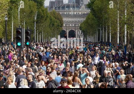 © Jeff Moore versammelt sich in der Mall, während sie die verstorbene Queen Elizabeth II vor dem Buckingham Palace respektieren Stockfoto