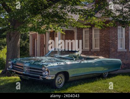 DEARBORN, MI/USA - 18. JUNI 2022: Ein Pontiac Bonneville-Auto aus dem Jahr 1965 auf der Henry Ford (THF) Motor Muster Car Show, Greenfield Village, in der Nähe von Detroit. Stockfoto