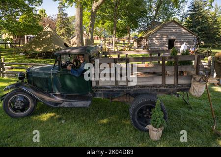 DEARBORN, MI/USA - 18. JUNI 2022: Ein Ford-Lastwagen, Teil der CCC-Ausstellung (Civilian Conservation Corps), Henry Ford (THF) Motor Muster Car Show. Stockfoto