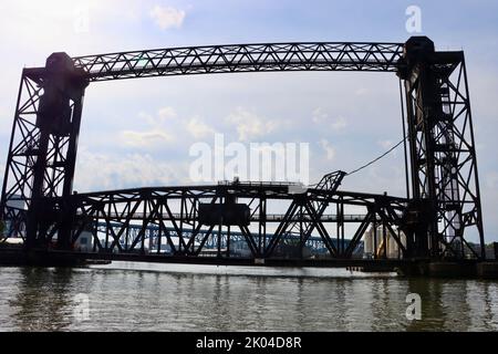 Cuyahoga River Bridge oder Iron Curtain Bridge, eine Eisenbahnbrücke über den Cuyahoga River in Cleveland, Ohio. Eine von Clevelands 330 Brücken. Stockfoto