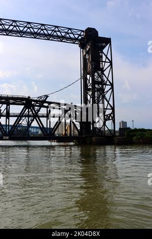 Cuyahoga River Bridge oder Iron Curtain Bridge, eine Eisenbahnbrücke über den Cuyahoga River in Cleveland, Ohio. Eine von Clevelands 330 Brücken. Stockfoto