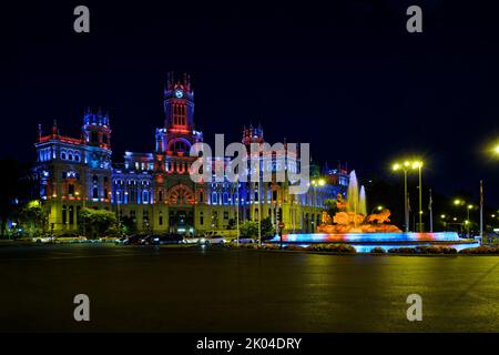 Cybele-Platz, Madrid, Spanien. 09. September 2022. Tribut an Königin Elizabeth II. Tribute-Beleuchtung zur Erinnerung an Königin Elisabeth II. Von England im Rathaus von Madrid. Kredit: EnriquePSans/Alamy Live Nachrichten Stockfoto