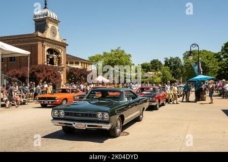 DEARBORN, MI/USA - 18. JUNI 2022: Parade der Muscle Car auf der Henry Ford (THF) Motor Muster Car Show, die im Greenfield Village, in der Nähe von Detroit, Michigan, stattfand. Stockfoto