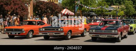 DEARBORN, MI/USA - 18. JUNI 2022: Parade der Muscle Car auf der Henry Ford (THF) Motor Muster Car Show, die im Greenfield Village, in der Nähe von Detroit, Michigan, stattfand. Stockfoto