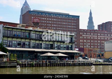 Gebäude am Fluss Cuyahoga in der Flats-Gegend von Cleveland, Ohio Stockfoto