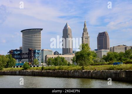 Die Skyline von Cleveland wurde vom Cuyahoga River aus fotografiert. District Courthouse, Tower City, Key Bank Tower und Huntington Bank Tower. Stockfoto