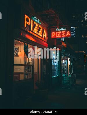 Stellas Pizza Neonschild in der Nacht, in Chelsea, Manhattan, New York Stockfoto