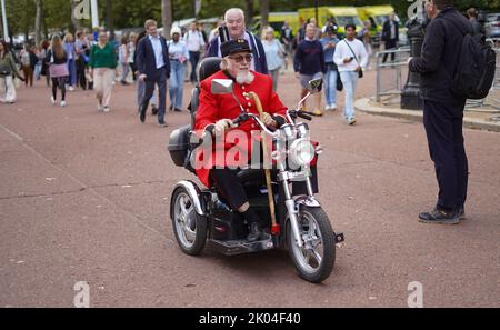 © Jeff Moore, Ein Rentner aus Chelsea, auf seinem Mobilitätsroller in der Mall, nachdem er der verstorbenen Queen Elizabeth II. Im Buckingham Palace seinen Respekt zollte Stockfoto