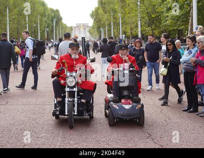 © Jeff Moore Chelsea Rentner mit Mobilitätsrootern in der Mall, nachdem sie der verstorbenen Queen Elizabeth II. Im Buckingham Palace ihre Ehre erwiesen haben Stockfoto