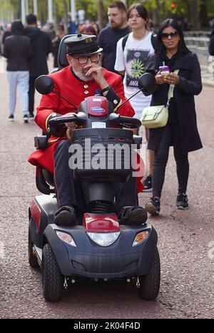 © Jeff Moore Chelsea Rentner mit Mobilitätsrootern in der Mall, nachdem sie der verstorbenen Queen Elizabeth II. Im Buckingham Palace ihre Ehre erwiesen haben Stockfoto