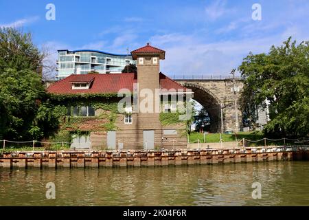 Altes Gebäude am Fluss Cuyahoga in Cleveland, Ohio Stockfoto