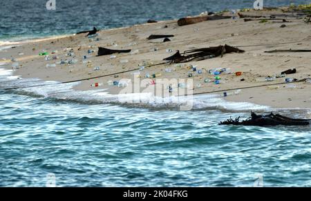 Plastikflaschen, die von Meeresströmungen auf den Strand geworfen werden. Borneo, Malaysia, Südostasien Stockfoto
