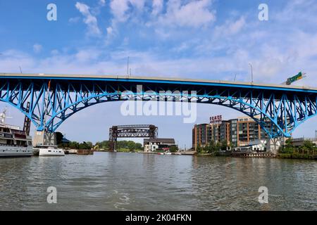 6580 Fuß/2010 m Main Avenue Bridge (Harold Burton Memorial Bridge) oder Main Avenue Viaduct über den Cuyahoga River in Cleveland, Ohio Stockfoto