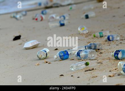 Plastikflaschen, die von Meeresströmungen auf den Strand geworfen werden. Borneo, Malaysia, Südostasien Stockfoto