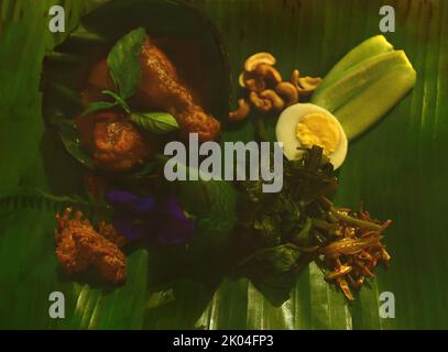 Traditionelles malaiisches Nasi-Lemak-Gericht auf Bananenblatt Stockfoto