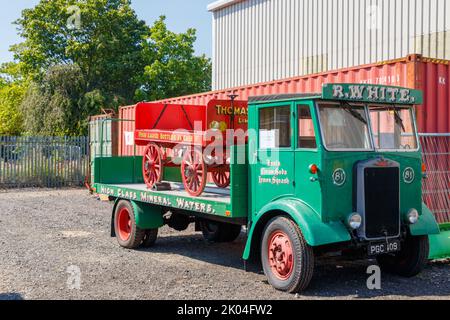 Green 1954 Albion FT3AL PGC 409 Flach-Bett-Getränke-Lieferwagen in R.Whites Lackierung im North East Land Sea & Air Museum Stockfoto