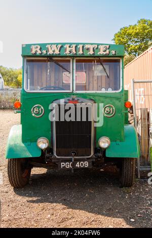 Vorderansicht Kabine grün 1954 Albion FT3AL PGC 409 Flachbett Getränke-Lieferwagen LKW in R.Whites Lackierung im North East Land Sea & Air Museum Stockfoto