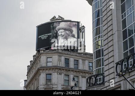 Porträts von Königin Elizabeth II. In Schwarz-Weiß auf der großen Leinwand des Piccadilly Circus, um sich an sie nach ihrem Tod zu erinnern. London - 9.. September 2022 Stockfoto