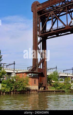 Cuyahoga River Bridge oder Iron Curtain Bridge, eine Eisenbahnbrücke über den Cuyahoga River in Cleveland, Ohio. Eine von Clevelands 330 Brücken. Stockfoto