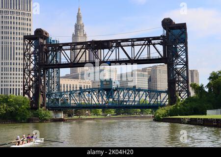 United States District Courthouse und Tower City in der Innenstadt von Cleveland hinter der Carter Road Lift Bridge vom Cuyahoga River aus gesehen. Stockfoto