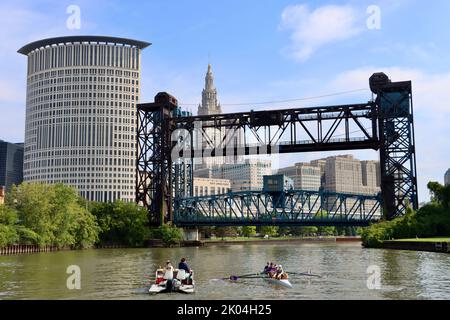 United States District Courthouse und Tower City in der Innenstadt von Cleveland hinter der Carter Road Lift Bridge vom Cuyahoga River aus gesehen. Stockfoto