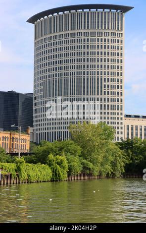 Das Bezirksgericht der Vereinigten Staaten und die Innenstadt von Cleveland vom Fluss Cuyahoga aus gesehen Stockfoto