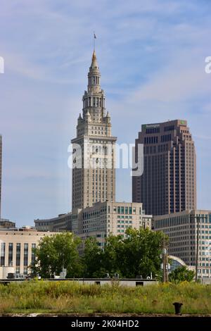 Skyline von Cleveland in der Innenstadt mit Tower City und Huntington Bank Gebäude vom Cuyahoga Fluss aus gesehen Stockfoto