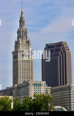 Skyline von Cleveland in der Innenstadt mit Tower City und Huntington Bank Gebäude vom Cuyahoga Fluss aus gesehen Stockfoto