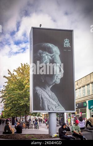 Southampton, Großbritannien. Tag 9 September 2022. D-Day 1 öffentliche Gedenkfeier digitale Plakatwand Darstellung eines Bildes von Ihrer Majestät Königin Elizabeth II - einen Tag nach ihrem Tod, als Zeichen des Respekts auf die verstorbene Königin Elizabeth II Stockfoto