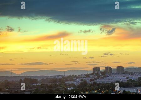 Glasgow, Schottland, Großbritannien 9.. September 2022. Wetter in Großbritannien: Sintflutartige Regenschauer gaben Platz für Sonnenschein und einen warmen Ausklang des Tages mit Sonnenuntergang über der Erskine-Brücke und dem Nordwesten der Stadt und der cowal-Halbinsel im fernen Hintergrund. Credit Gerard Ferry/Alamy Live News Stockfoto