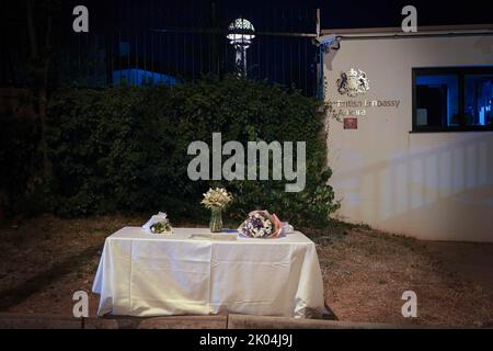 Kondolenzschalter vor der Botschaft und Ankaras berühmtes Gebäude Atakule. Nach dem Tod von Königin Elizabeth II. Wurde in der britischen Botschaft in Ankara ein Kondolenztisch eröffnet und die britische Flagge am Halbmast gehisst. Stockfoto