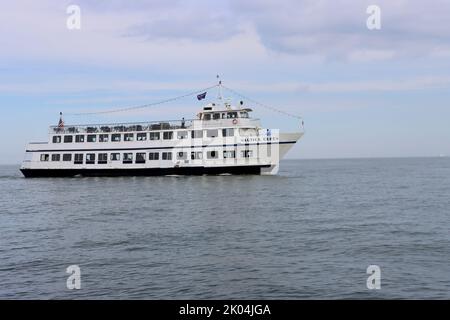 Nautica Queen Cleveland's Dining Cruise Ship auf dem Lake Erie außerhalb von Cleveland. Stockfoto