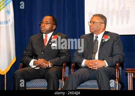 Gedenkveranstaltungen zum Veterans Day im HUD-Hauptquartier, mit Tammy Duckworth, dem stellvertretenden Sekretär für öffentliche und zwischenstaatliche Angelegenheiten für Veteranen-Angelegenheiten, unter den Gastrednern. Stockfoto