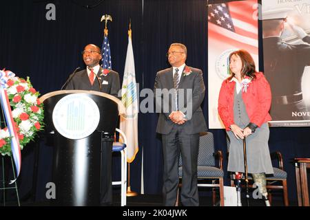 Gedenkveranstaltungen zum Veterans Day im HUD-Hauptquartier, mit Tammy Duckworth, dem stellvertretenden Sekretär für öffentliche und zwischenstaatliche Angelegenheiten für Veteranen-Angelegenheiten, unter den Gastrednern. Stockfoto