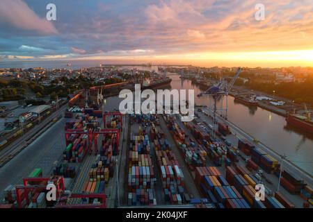 Frachtcontainer im Versandbereich des Hafens. Stockfoto