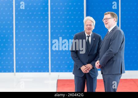 Prag, Tschechische Republik. 09. September 2022. Der für Wirtschaft zuständige EU-Kommissar Paolo Gentiloni (L) und der tschechische Finanzminister Zbynek Stanjura (R) vor Beginn des informellen Treffens der Wirtschafts- und Finanzminister der Europäischen Union. Das Hauptthema des Treffens war die Fiskalpolitik, die Nachhaltigkeit der öffentlichen Finanzen, die direkte Besteuerung innerhalb der Europäischen Union und die finanzielle Hilfe für die Ukraine. Kredit: SOPA Images Limited/Alamy Live Nachrichten Stockfoto