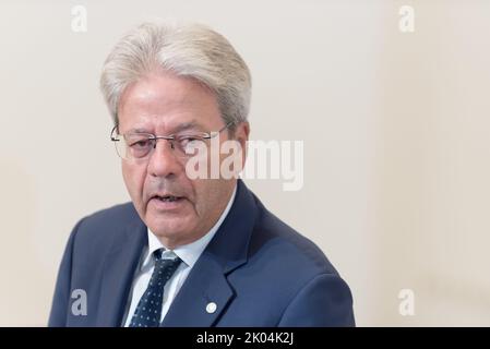 Prag, Tschechische Republik. 09. September 2022. Der für Wirtschaft zuständige EU-Kommissar Paolo Gentiloni hat sich vor Beginn des informellen Treffens der Wirtschafts- und Finanzminister der Europäischen Union einen Termin gemacht. Das Hauptthema des Treffens war die Fiskalpolitik, die Nachhaltigkeit der öffentlichen Finanzen, die direkte Besteuerung innerhalb der Europäischen Union und die finanzielle Hilfe für die Ukraine. Kredit: SOPA Images Limited/Alamy Live Nachrichten Stockfoto