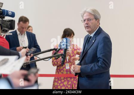 Prag, Tschechische Republik. 09. September 2022. Der für Wirtschaft zuständige EU-Kommissar Paolo Gentiloni spricht vor Beginn des informellen Treffens der Wirtschafts- und Finanzminister der Europäischen Union vor den Medien. Das Hauptthema des Treffens war die Fiskalpolitik, die Nachhaltigkeit der öffentlichen Finanzen, die direkte Besteuerung innerhalb der Europäischen Union und die finanzielle Hilfe für die Ukraine. Kredit: SOPA Images Limited/Alamy Live Nachrichten Stockfoto