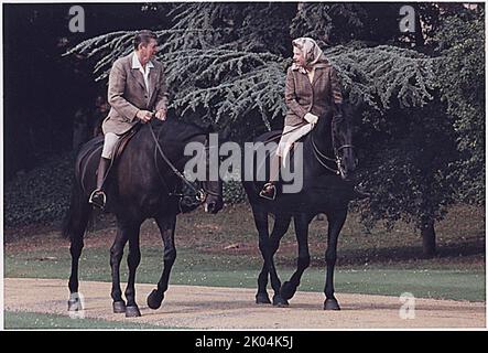 London, England - 8. Juni 1982 -- US-Präsident Ronald Reagan und Königliche Hoheit Elizabeth II reiten auf Schloss Windsor, England. Quelle: Das Weiße Haus über CNP/MediaPunch Stockfoto