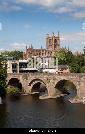 Wye Bridge über den Fluss Wye, mit Hereford Cathedral in der Ferne, Herefordshire, England Stockfoto