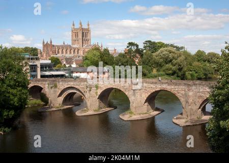 Wye Bridge über den Fluss Wye, mit Hereford Cathedral in der Ferne, Herefordshire, England Stockfoto