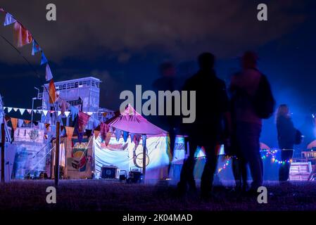 Magdeburg, Deutschland. 09. September 2022. Festivalbesucher stehen auf den Elbwiesen vor der Magdeburger Liftbrücke, einem Wahrzeichen der Stadt. Das dreitägige Festival der Kulturbrücke begann heute Abend in Magdeburg. Das Programm umfasst Konzerte, Theateraufführungen, Lesungen und Tanzworkshops. Quelle: Stephan Schulz/dpa/Alamy Live News Stockfoto