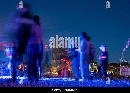 Magdeburg, Deutschland. 09. September 2022. Festspielbesucher tanzen auf den Elbwiesen vor dem Magdeburger Dom. Das dreitägige Festival Kulturbrücke begann heute Abend in der Landeshauptstadt Sachsen-Anhalt. Das Programm umfasst Konzerte, Theateraufführungen, Lesungen und Tanzworkshops. Quelle: Stephan Schulz/dpa/Alamy Live News Stockfoto