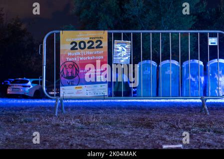 Magdeburg, Deutschland. 09. September 2022. Ein Schild weist auf das dreitägige Festival der Kulturbrücke hin, das heute Abend in der Landeshauptstadt begann. Das Programm umfasst Konzerte, Theateraufführungen, Lesungen und Tanzworkshops. Quelle: Stephan Schulz/dpa/Alamy Live News Stockfoto