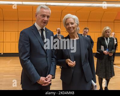 Prag, Tschechische Republik. 09. September 2022. Der französische Minister für Wirtschaft, Finanzen und industrielle und digitale Souveränität Bruno Le Maire (L) und Christine Lagarde (R), Präsidentin der Europäischen Zentralbank, nahmen an dem informellen Treffen der Wirtschafts- und Finanzminister der Europäischen Union Teil. Das Hauptthema des Treffens war die Fiskalpolitik, die Nachhaltigkeit der öffentlichen Finanzen, die direkte Besteuerung innerhalb der Europäischen Union und die finanzielle Hilfe für die Ukraine. (Foto von Tomas Tkacik/SOPA Images/Sipa USA) Quelle: SIPA USA/Alamy Live News Stockfoto