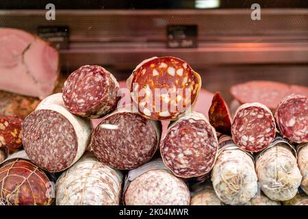 Auswahl an Salami in der Markthalle Marché Couvert, Colmar, Frankreich Stockfoto