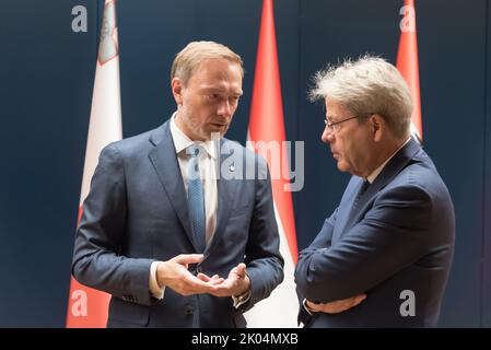 Prag, Tschechische Republik. 09. September 2022. Das deutsche Finanzministerium Christian Lindner (L) und der für Wirtschaft zuständige EU-Kommissar Paolo Gentiloni (R) wurden während des informellen Treffens der Wirtschafts- und Finanzminister der Europäischen Union gesehen. Das Hauptthema des Treffens war die Fiskalpolitik, die Nachhaltigkeit der öffentlichen Finanzen, die direkte Besteuerung innerhalb der Europäischen Union und die finanzielle Hilfe für die Ukraine. (Foto von Tomas Tkacik/SOPA Images/Sipa USA) Quelle: SIPA USA/Alamy Live News Stockfoto