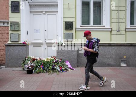 Kiew, Ukraine. 09. September 2022. Ein Junge geht an der britischen Botschaft in Kiew vorbei, wo Menschen Blumen zur Erinnerung an Königin Elizabeth II. Legten Die britische Königin Elizabeth II. Starb am 8. September 2022 auf ihrem schottischen Anwesen. Die 96-jährige Königin war der am längsten regierende Monarch in der britischen Geschichte. (Foto von Oleksii Chumachenko/SOPA Images/Sipa USA) Quelle: SIPA USA/Alamy Live News Stockfoto