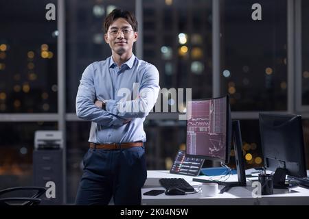 Chinesischer Geschäftsmann, der nachts im Büro arbeitet Stockfoto